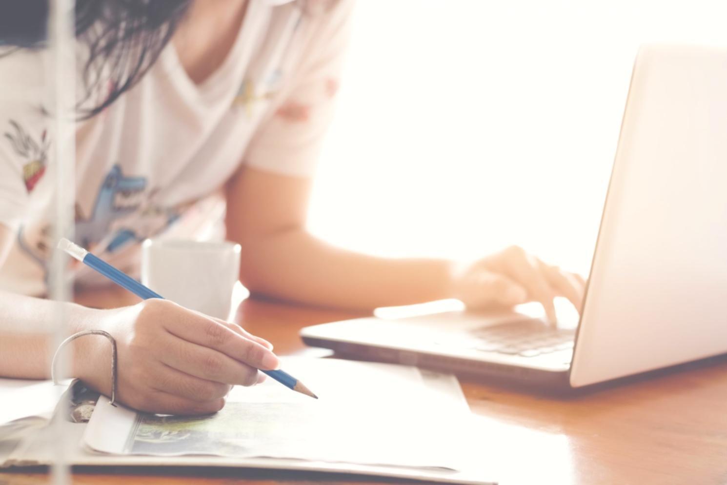 Modernes Büro mit Arbeitsplätzen für Finanzteams